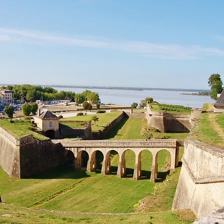 Hotel La Tour Perrier Eyrans-de Soudiac